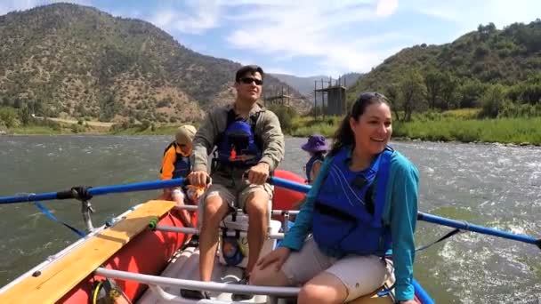 Familia disfrutando del rafting — Vídeos de Stock