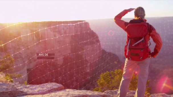 Trekking féminin sur une chaîne de montagnes — Video