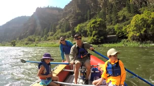 Family rafting on Colorado River — Stock Video