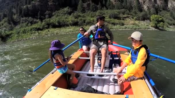 Rodzina spożywająca, rafting na rzece — Wideo stockowe