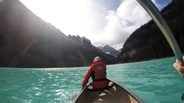 Pessoas Caiaque no Lago Louise — Vídeo de Stock