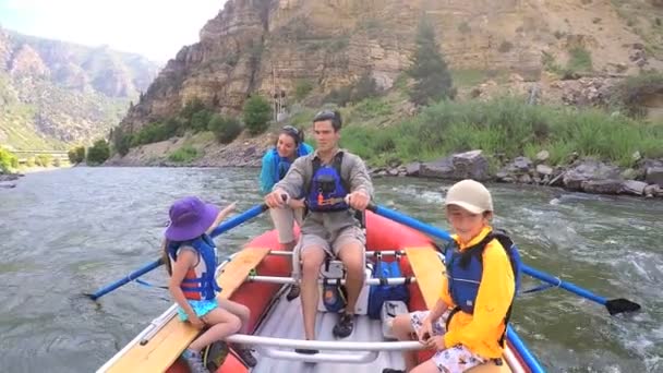 Familie raften op de rivier de Colorado — Stockvideo