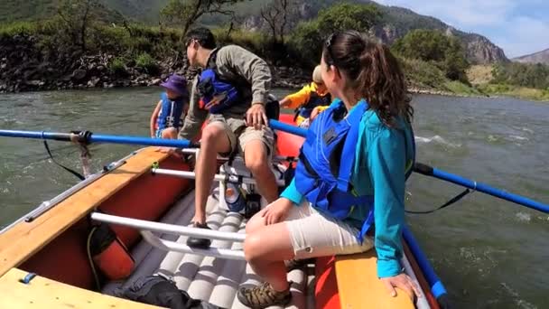 Familie raften op de rivier de Colorado — Stockvideo