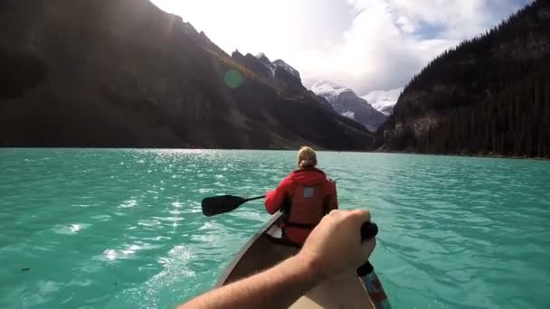 Gente Kayak en el lago Louise — Vídeo de stock