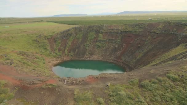 Kerid-Kratersee ein erloschener Vulkan — Stockvideo