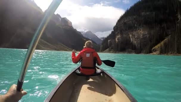 Pareja Kayak lago Louise — Vídeo de stock