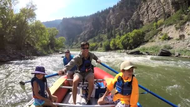 Rafting familiar en el río Colorado — Vídeo de stock