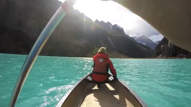 Bir Lake Louise haritasında kanosu insanlar — Stok video