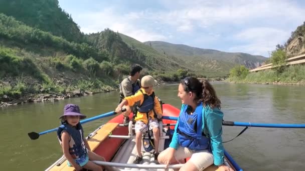 Ouders en kinderen rafting op de rivier — Stockvideo