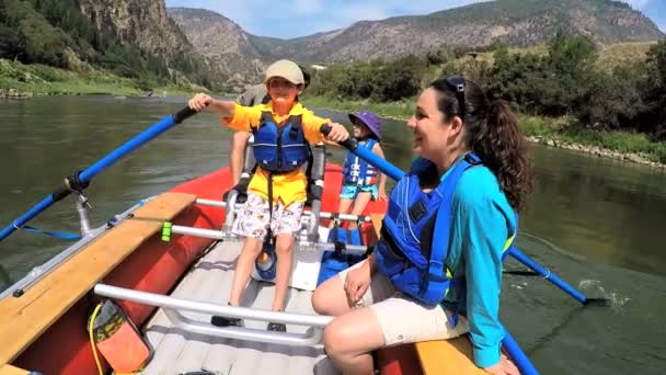 Szülők és a gyerekek rafting — Stock videók