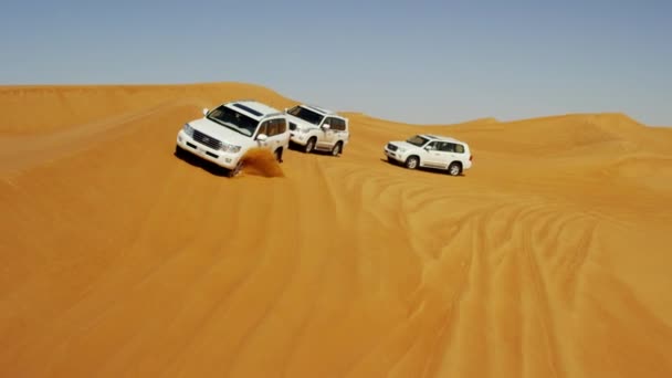 Vehículos todoterreno en Desert Safari — Vídeos de Stock