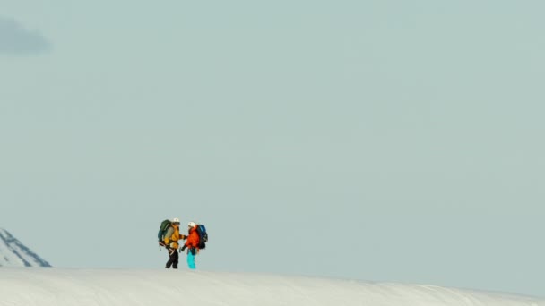 Альпинистская команда на Аляске — стоковое видео