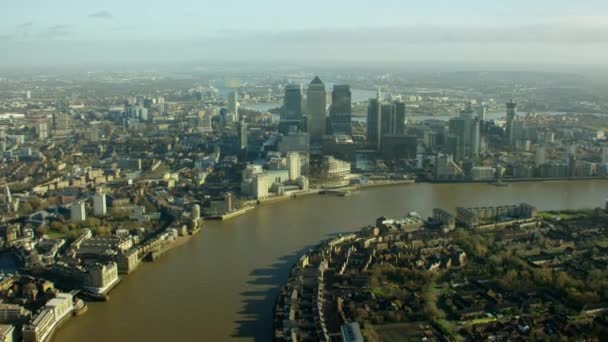 Rio Tâmisa por edifícios em Londres — Vídeo de Stock