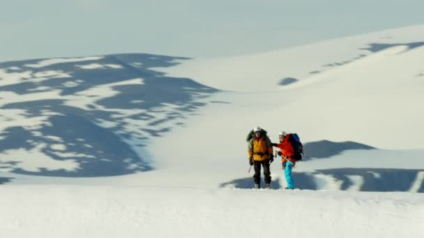 Alpinistas no Alasca — Vídeo de Stock