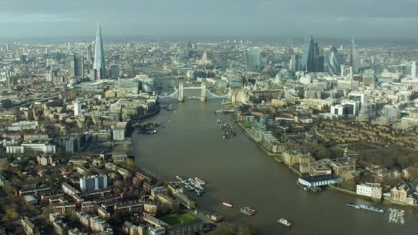 Río Támesis y Tower Bridge en Londres — Vídeos de Stock