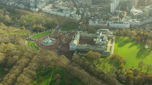 Букінгемський палац в районі Вестмінстер, Лондон — стокове відео