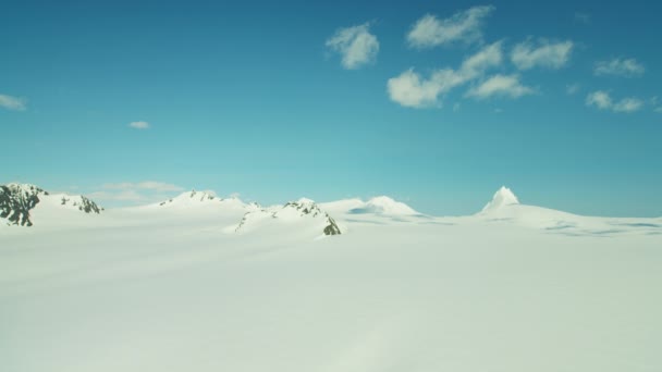 Rocas congeladas y montañas cubiertas de nieve — Vídeos de Stock