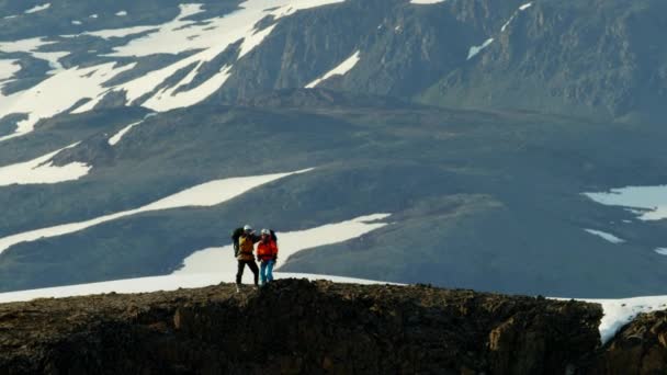 Grimpeurs traversant une chaîne de montagnes enneigées — Video