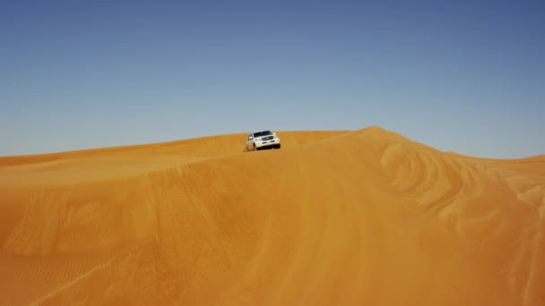 Des véhicules traversent les sables du désert de Dubaï — Video