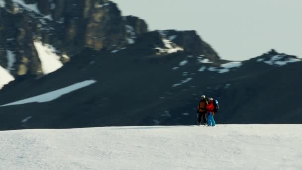 Grimpeurs traversant une chaîne de montagnes enneigées — Video