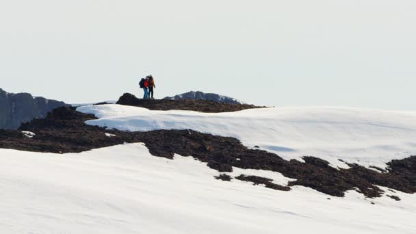 登山者穿越雪覆盖的山脉 — 图库视频影像
