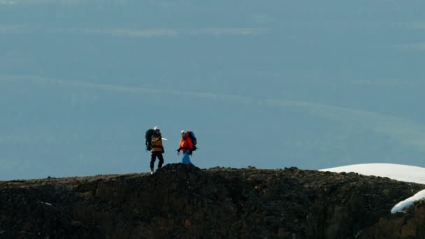 Gente escalando una montaña cubierta de nieve — Vídeos de Stock