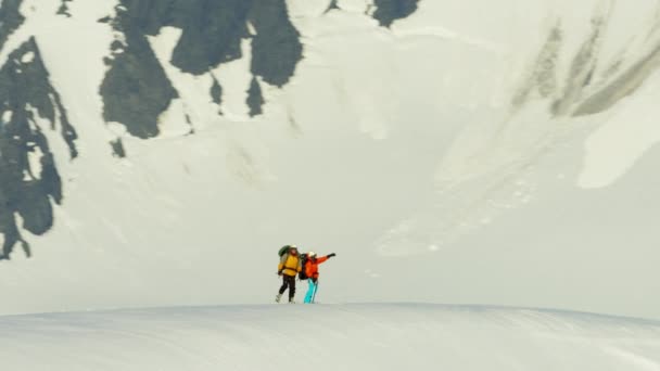 Wspinaczy na śniegu pokryte górami — Wideo stockowe