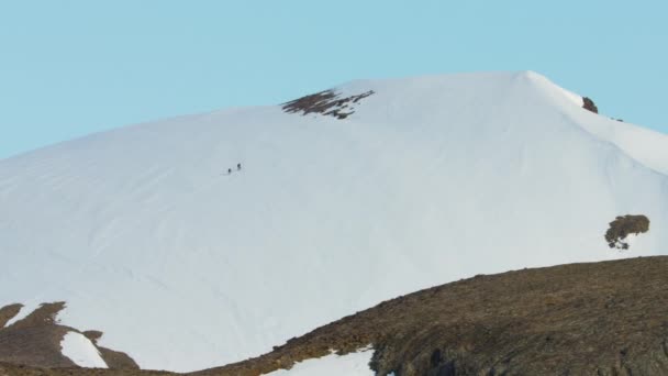 एक बर्फ से ढकी हुई पर्वत श्रृंखला पार करने वाले पर्वतारोही — स्टॉक वीडियो