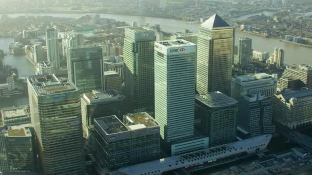 Canary Wharf en de rivier de Theems in Londen — Stockvideo