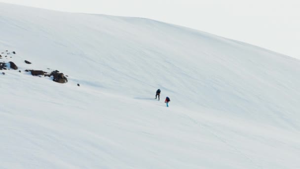 Ορειβάτες σε ένα βουνό καλυμμένο χιόνι — Αρχείο Βίντεο