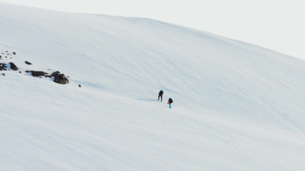 Montañistas en una montaña cubierta de nieve — Vídeos de Stock