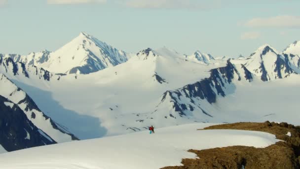 Montañistas en Alaska — Vídeo de stock