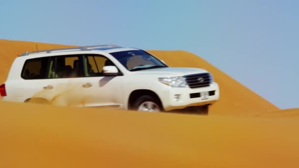 Desierto Safari vehículos duna golpeando — Vídeos de Stock