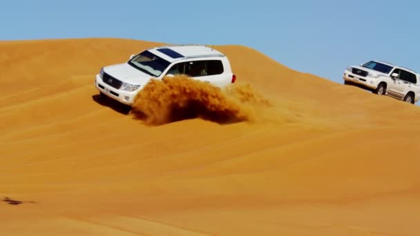 Vehículos todoterreno en Desert Safari — Vídeos de Stock