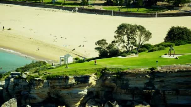 Mensen genieten van Bondi Beach — Stockvideo