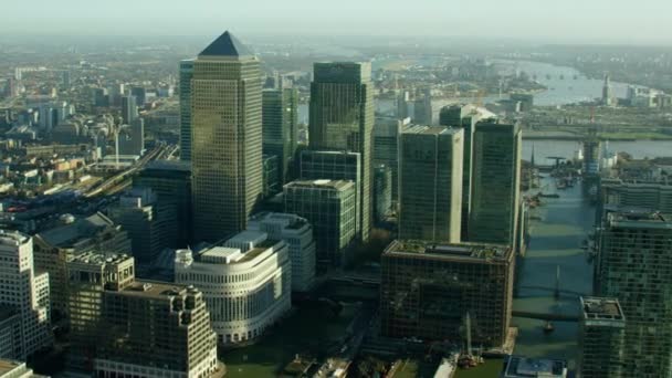 Canary wharf, de rivier de Theems en Londen — Stockvideo