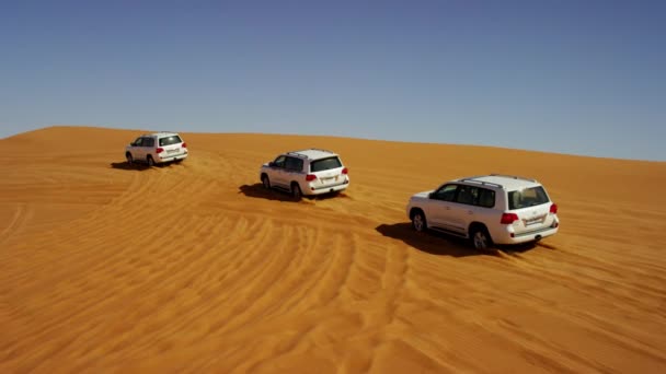 Vehículos que conducen por las arenas del desierto de Dubái — Vídeos de Stock