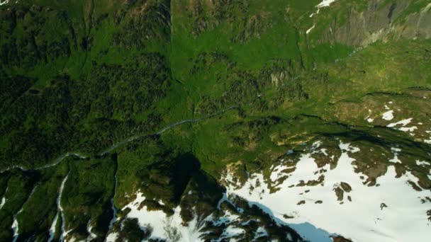 Montañas cubiertas de nieve en Alaska — Vídeos de Stock