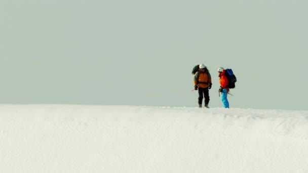 Klättrare som korsar en snö täckta bergskedja — Stockvideo