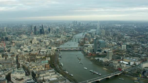 Themsen och Tower Bridge i London — Stockvideo