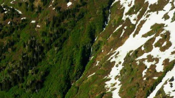 Escarpadas montañas cubiertas de nieve en Alaska — Vídeos de Stock
