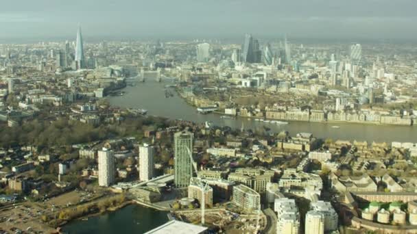 泰晤士河畔和碎片在伦敦的摩天大楼 — 图库视频影像