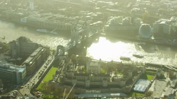 Torre de Londres por River Thames, Inglaterra — Vídeos de Stock