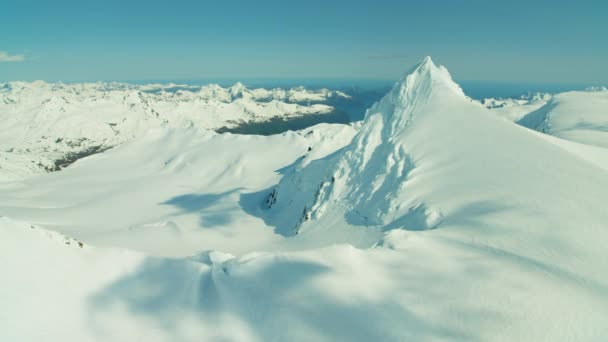 Rocas congeladas y montañas cubiertas de nieve — Vídeos de Stock