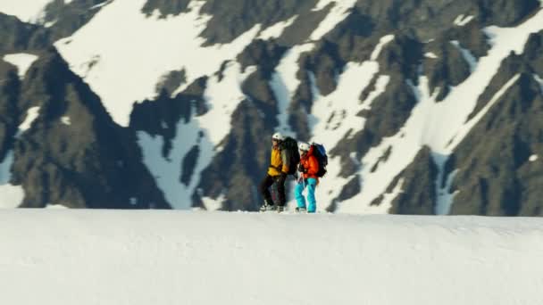 Climbing team na Aljašce pohoří — Stock video