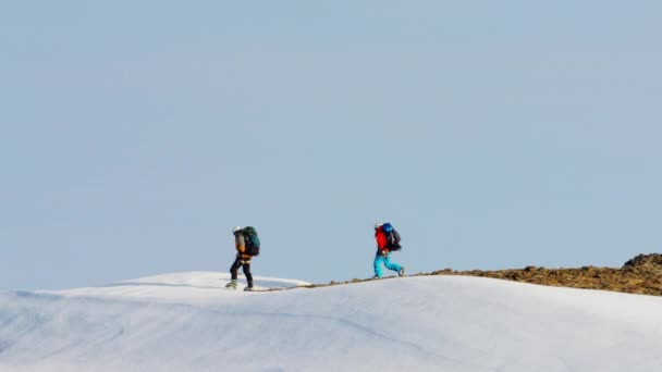 Escaladores en montañas cubiertas de nieve — Vídeos de Stock