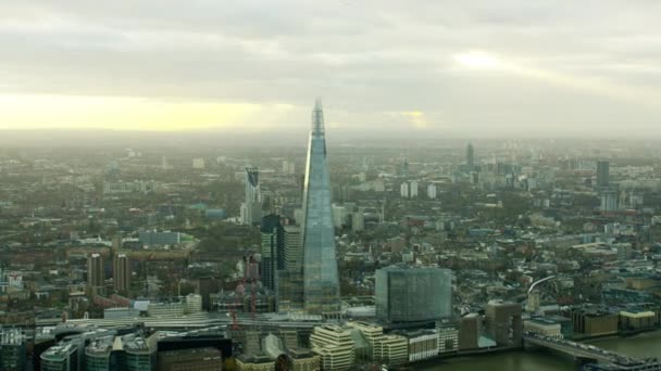 La torre del fragmento y el río Támesis en Londres — Vídeos de Stock