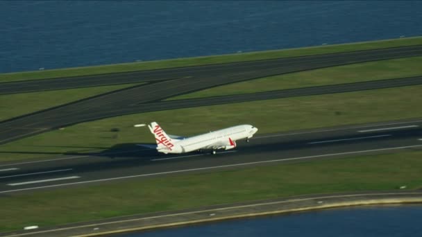 Avión despegando desde el Aeropuerto Internacional de Sydney — Vídeo de stock