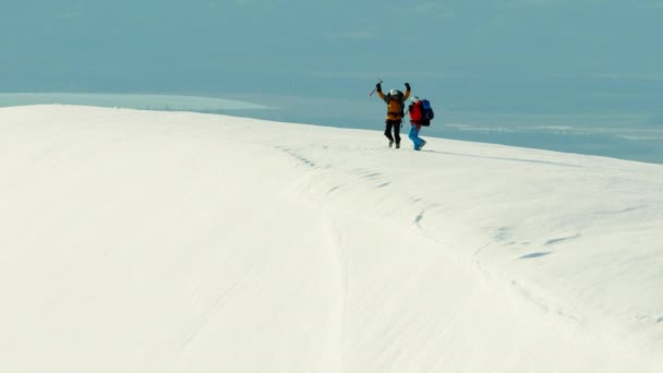 Gente escalando una montaña cubierta de nieve — Vídeos de Stock