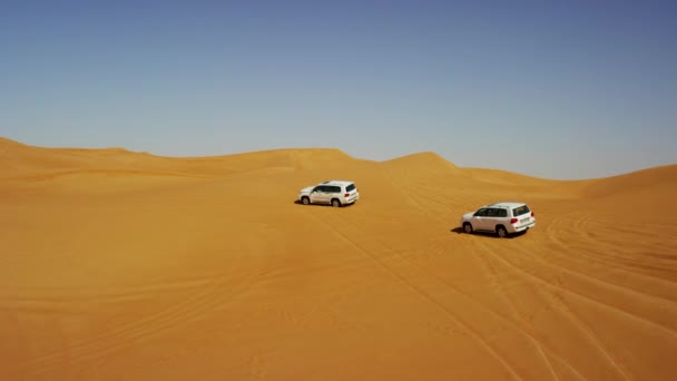 Pojazdy jadące na Dubai Desert Sands — Wideo stockowe